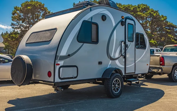 Small Caravan Pulled Car Traveling Vacation Tiny House Wheels Adventurous — Stock Photo, Image