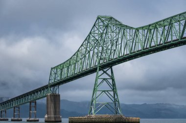 Astoria Oregon 'daki köprü, Columbia Nehri üzerinden Washington' a geçiyor. Columbia Nehri üzerindeki 4.2 mil uzunluğundaki Astoria Megler köprüsü Kolombiya Nehri 'nin girişine yakın. Seyahat fotoğrafı, kopyalama uzayı