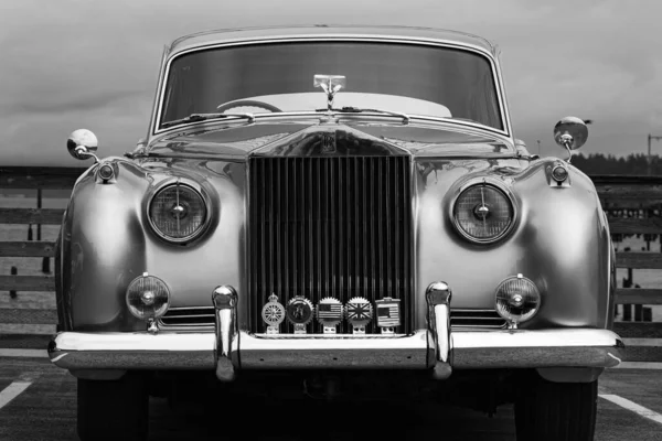 老旧豪华车劳斯莱斯的前景 劳斯莱斯银云系列经典汽车是1955年4月至1966年3月至2023年8月期间劳斯莱斯系列汽车的主要车型 — 图库照片