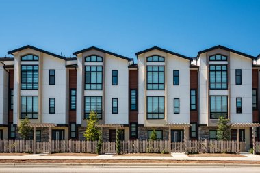 BC, Kanada 'da güneşli bir günde yepyeni bir apartman. Kanada modern konut mimarisi. Yazın Kanada modern konut mimarisi. Modern apartman kompleksi.