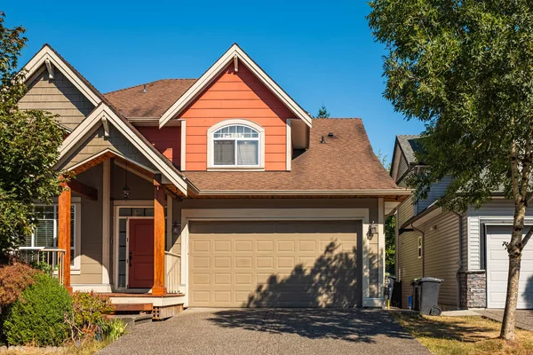 Vancouver Canada 'nın dışındaki modern ev. Güzel bir peyzaj ve garaj yolu olan büyük, modern bir ev. Modern tasarlanmış konut evinin ön görüntüsü. Banliyödeki Kuzey Amerika Evi