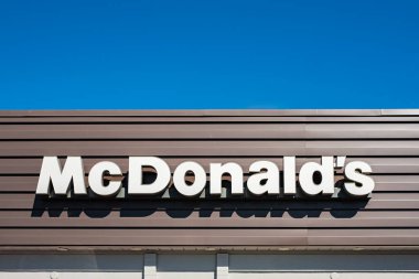 Vancouver Canada 'daki McDonald' s restoranı. McDonald 'ın tabelası. Logosu McDonald 's şubesi olan binanın bir kısmı 15 Ağustos 2023' te fast food restoranından geçiyor.
