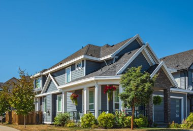 Vancouver Canada 'nın dışındaki modern ev. Güzel bir peyzaj ve garaj yolu olan büyük, modern bir ev. Modern tasarlanmış konut evinin ön görüntüsü. Banliyödeki Kuzey Amerika Evi