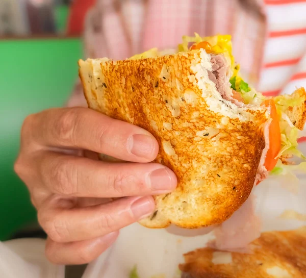 Elinde Lezzetli Biftekli Sandviç Olan Bir Kadın Hamburger Yiyen Bir — Stok fotoğraf