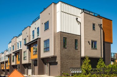 BC, Kanada 'da güneşli bir günde yepyeni bir apartman. Kanada modern konut mimarisi. Yazın Kanada modern konut mimarisi. Modern apartman kompleksi.