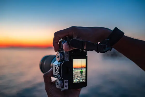 拍照自然 人们手握数码相机 在日落时拍摄大海和美丽自然的照片 摄影师正在给夏天的风景拍照 夏天旅行 户外活动 — 图库照片