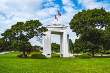 Barış Arch Park, Blaine, Washington, ABD 'deki geçit anıtı. Barış Arch Park' ındaki anıtın üzerinde iki ülke bayrak salladı. ABD Kanada sınırı. Surrey, British Columbia 'da tarihi eser 30 Ağustos 2023