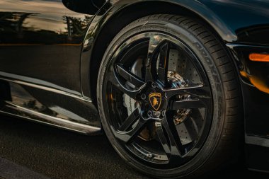 Sokakta siyah spor araba Lamborghini 'yi kapatın. Lamborghini süper arabası manzarası. Siyah Lamborghini Vancouver Kanada 'da bir sokağa park etmiş. 7 Eylül 2023' te çekilmiş.