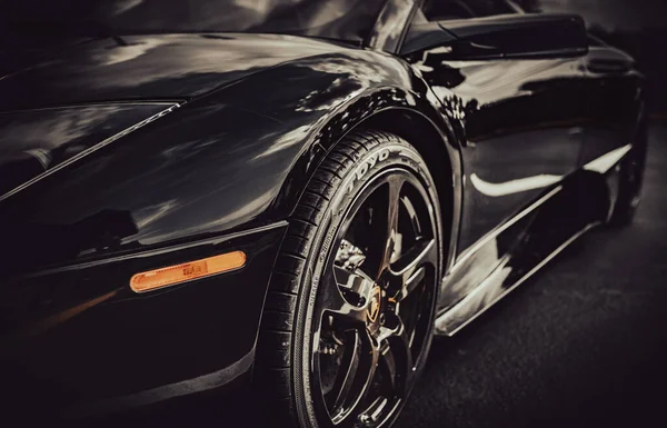 Tæt Sort Sportsvogn Lamborghini Gaden Udsigt Lamborghini Superbil Black Lamborghini - Stock-foto