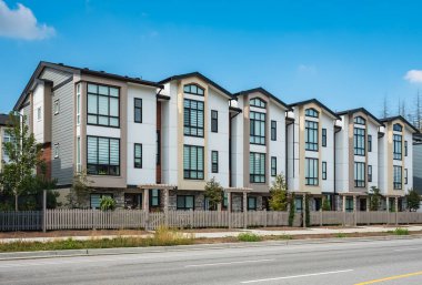 Güneşli bir günde yepyeni bir apartman. BC Kanada 'da komşu modern evler. Kanada modern konut mimarisi, düşük katlı. Yerleşim birimlerinin güzel ev dış tasarımı