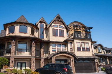 Çift garajlı zarif müstakil ev. Çift katlı garajı olan büyük bir aile evi. Beton yolu ve giriş kapısı olan bir ev. Bir yerleşim bölgesinde lüks bir ev inşa edildi.