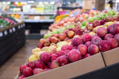 Çeşitli taze meyveler düzgün bir şekilde marketi düzenler. Süpermarketteki raflarda taze sağlıklı meyveler. Süpermarket, meyve ve sebze bölgesi. Hiç kimse, bulanık