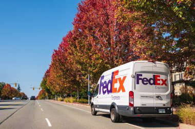 FedEx Teslimat Kamyoneti Vancouver Caddesi Kanada 'ya park etti. FedEx Şirketi çok uluslu bir kurye teslimat şirketidir. Dünyanın en büyük teslimat şirketleri. 22 Eylül 2023