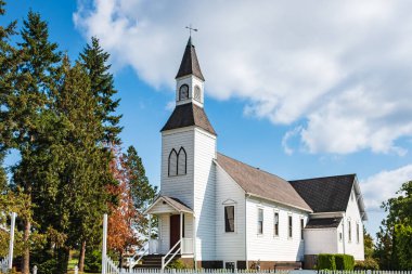 Britanya Kolombiya Kanada kırsalındaki kilise. Güneşli bir günde arka planda mavi gökyüzü olan eski bir taşra kilisesi. Kuzey Amerika 'da bir Beyaz Geleneksel Kilisesi' nin harici - Hiç kimse, seyahat fotoğrafı, kopyalama alanı