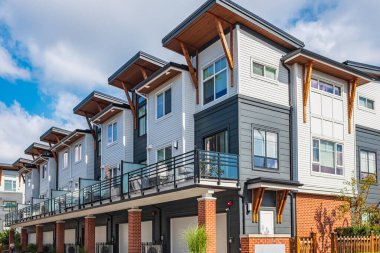 Vancouver BC 'deki yeni modern apartman binaları. Güneşli bir günde Kanada modern konut mimarisi. Kanada modern konut mimarisi, düşük katlı yeni konutlar. Komşu modern evler
