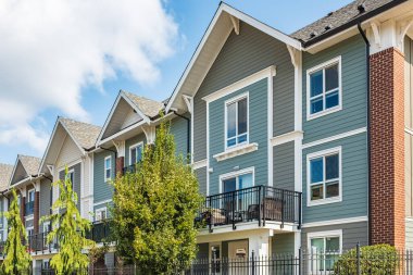 Vancouver BC 'deki yeni modern apartman binaları. Güneşli bir günde Kanada modern konut mimarisi. Kanada modern konut mimarisi, düşük katlı yeni konutlar. Komşu modern evler