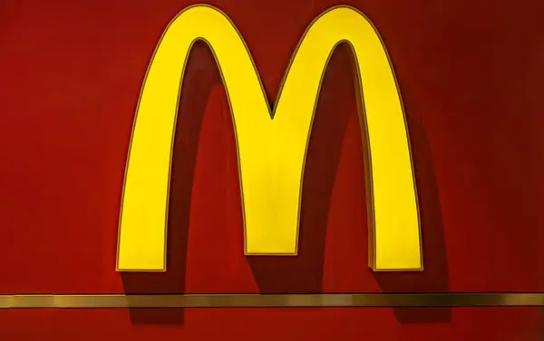 Вывеска Ресторана Макдональдс Корпорация Макдональдс Является Крупнейшей Мире Сетью Ресторанов — стоковое фото