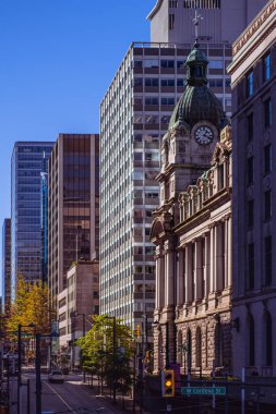 Kanada 'daki Vancouver şehir merkezi. Vancouver şehir merkezinin güzel manzarası British Columbia silueti. Şehir mimarisi. Vancouver 'da trafik ışıkları, arabalar, binalar ve ofislerle dolu bir sokak.