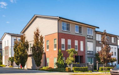 Vancouver BC 'deki yeni modern apartman binaları. Güneşli bir günde Kanada modern konut mimarisi. Kanada modern konut mimarisi, düşük katlı yeni konutlar. Komşu modern evler