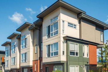 Vancouver BC 'deki yeni modern apartman binaları. Güneşli bir günde Kanada modern konut mimarisi. Kanada modern konut mimarisi, düşük katlı yeni konutlar. Komşu modern evler