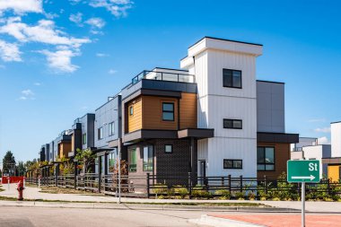 Vancouver BC 'deki yeni modern apartman binaları. Güneşli bir günde Kanada modern konut mimarisi. Kanada modern konut mimarisi, düşük katlı yeni konutlar. Komşu modern evler