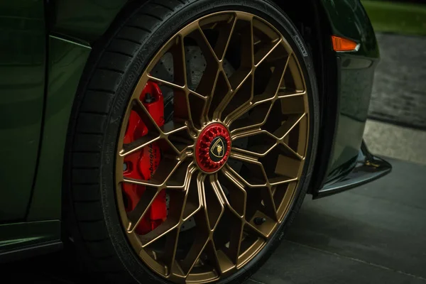 Lüks Spor Araba Tekerleğini Kapatın Direksiyon Fren Diski Lamborghini Nin — Stok fotoğraf