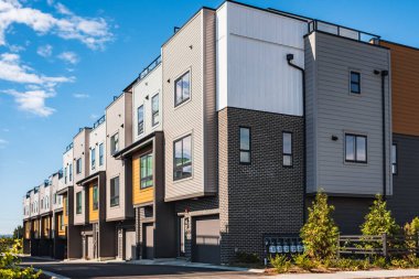 Vancouver BC 'deki yeni modern apartman binaları. Güneşli bir günde Kanada modern konut mimarisi. Kanada modern konut mimarisi, düşük katlı yeni konutlar. Komşu modern evler