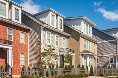 Vancouver BC 'deki yeni modern apartman binaları. Güneşli bir günde Kanada modern konut mimarisi. Kanada modern konut mimarisi, düşük katlı yeni konutlar. Komşu modern evler