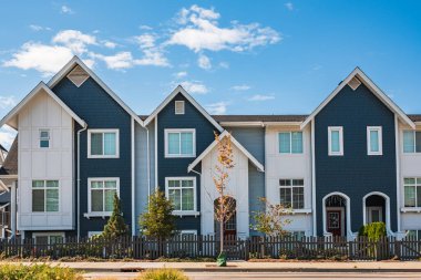 Vancouver BC 'deki yeni modern apartman binaları. Güneşli bir günde Kanada modern konut mimarisi. Kanada modern konut mimarisi, düşük katlı yeni konutlar. Komşu modern evler