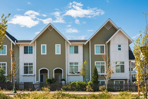 Vancouver BC 'deki yeni modern apartman binaları. Güneşli bir günde Kanada modern konut mimarisi. Kanada modern konut mimarisi, düşük katlı yeni konutlar. Komşu modern evler