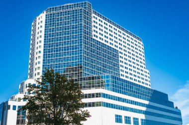 Vancouver BC 'deki bir grup modern ofis binasının gökyüzü. Çok katlı yeni binaların olduğu yeni bir alan. Modern şirket mimarisine sahip şehir manzarası ofis binaları - iş ve başarı kavramı