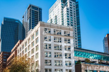 Vancouver BC 'deki bir grup modern ofis binasının gökyüzü. Çok katlı yeni binaların olduğu yeni bir alan. Modern şirket mimarisine sahip şehir manzarası ofis binaları - iş ve başarı kavramı