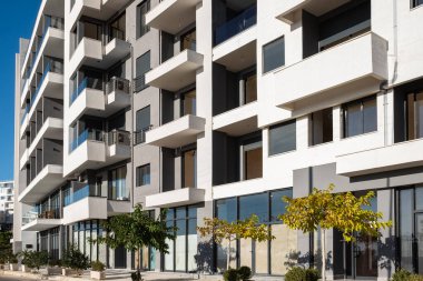 Gayrimenkule yatırım. Arnavutluk 'taki yerleşim yerleri. Kira, kredi kartı, bir daire satın alma. Güzel modern apartmanlar, lüks balkonlar ve teraslar..