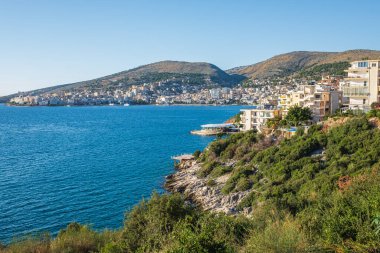 Saranda 'nın güzel manzarası. Arnavutluk. Şehrin Panorama 'sı. Gezinti güvertesi. Şehir Limanı. Şehir plajı. İyon Denizi. Arnavut Rivierası. Seyahat konsepti arka planı.