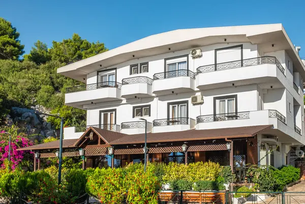 Arnavutluk tatil beldesi şehri. Central City 'ye park et, güzel mimari, ağaçlar, yeşil çimenler ve çiçekler. Saranda 'nın harika bahar manzarası. Arnavutluk seyahat kavramı