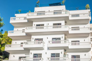 Yeni modern mimari, inşaat. Gayrimenkule yatırım. Arnavutluk 'ta bir yerleşim yeri. Kira, kredi kartı, bir daire satın alma. Güzel, modern apartmanlar, lüks balkonlar.