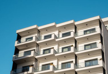 Yeni modern mimari, inşaat. Gayrimenkule yatırım. Arnavutluk 'ta bir yerleşim yeri. Kira, kredi kartı, bir daire satın alma. Güzel, modern apartmanlar, lüks balkonlar.
