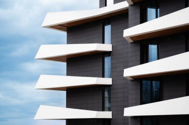 Yeni modern mimari, inşaat. Gayrimenkule yatırım. Arnavutluk 'ta bir yerleşim yeri. Kira, kredi kartı, bir daire satın alma. Güzel, modern apartmanlar, lüks balkonlar.