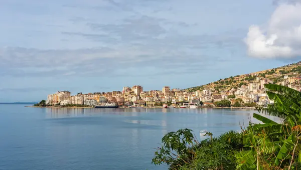 Renkli bir yaz kenti olan Sarande, Arnavutluk 'un güneyindeki Arnavutluk Riviera' da yer alan bir liman. Akdeniz manzarası var. Seyahat konsepti arka planı