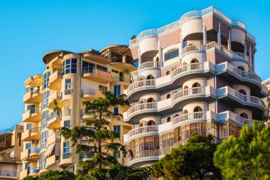 Gayrimenkule yatırım. Arnavutluk 'taki yerleşim yerleri. Kira, kredi kartı, bir daire satın alma. Güzel modern apartmanlar, lüks balkonlar ve teraslar..
