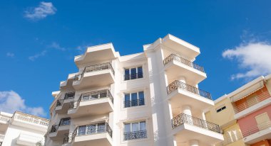 Yeni modern mimari, inşaat. Gayrimenkule yatırım. Arnavutluk 'ta bir yerleşim yeri. Kira, kredi kartı, bir daire satın alma. Güzel, modern apartmanlar, lüks balkonlar.