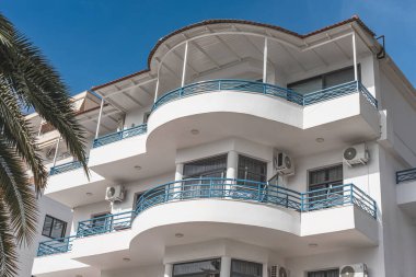 Yeni modern mimari, inşaat. Gayrimenkule yatırım. Arnavutluk 'ta bir yerleşim yeri. Kira, kredi kartı, bir daire satın alma. Güzel, modern apartmanlar, lüks balkonlar.