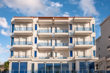 Yeni modern mimari, inşaat. Gayrimenkule yatırım. Arnavutluk 'ta bir yerleşim yeri. Kira, kredi kartı, bir daire satın alma. Güzel, modern apartmanlar, lüks balkonlar.