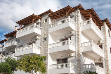 Yeni modern mimari, inşaat. Gayrimenkule yatırım. Arnavutluk 'ta bir yerleşim yeri. Kira, kredi kartı, bir daire satın alma. Güzel, modern apartmanlar, lüks balkonlar.