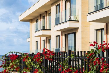 Daireler. Binalar pencereleri ve çiçekli balkonları olan dış cephelere sahiptir. Emlak mimarisi