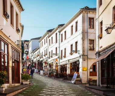 Arnavutluk 'un eski Cirokaster kentindeki hediyelik eşya dükkanları. Eski Cirokaster kasabası Unesco 'nun bir Dünya Mirası Alanıdır. Taş şehir. 11 Kasım 2023