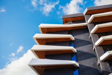 Yeni modern mimari, inşaat. Gayrimenkule yatırım. Arnavutluk 'ta bir yerleşim yeri. Kira, kredi kartı, bir daire satın alma. Güzel, modern apartmanlar, lüks balkonlar.