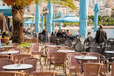 Deniz kenarındaki modern restoran terasında. Sahildeki açık hava restoranında masa ve sandalyeler. Plaj restoranındaki masa. Otel ya da otel restoranı. seyahat fotoğrafı