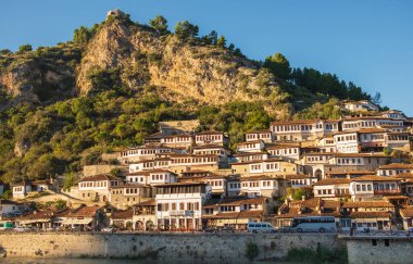 Eski Berat - Arnavutluk şehrine bakın. Arnavutluk 'taki eski evler, unesco dünya mirası. Berat şehrinin resimli yaz manzarası. Arnavutluk 'un tarihi Berat kenti