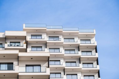 Yeni modern mimari, inşaat. Gayrimenkule yatırım. Arnavutluk 'ta bir yerleşim yeri. Kira, kredi kartı, bir daire satın alma. Güzel, modern apartmanlar, lüks balkonlar.